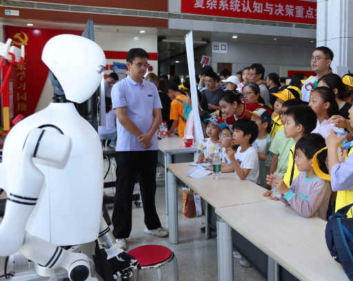 2025北京科技周启幕 上演“机器人总动员”